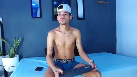 Snapshot of friendsofeverything_ chatting on December 2024 12:00:02 PM Adam y pitter online show from December 2024 12:00:02 PM