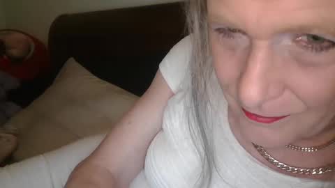 Jessie Love online show from December 2024 11:00:01 AM