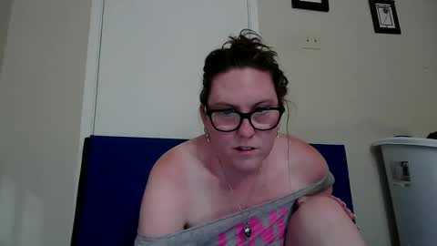Snapshot of fuzzypeaches87 chatting on June 2026 02:53:01 AM fuzzypeaches87 online show from June 2026 02:53:01 AM