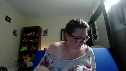 Snapshot of fuzzypeaches87 chatting on June 2026 05:17:01 AM fuzzypeaches87 online show from June 2026 05:17:01 AM