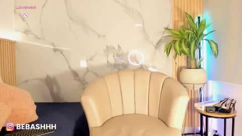   Independent model online show from January 2026 12:42:02 PM