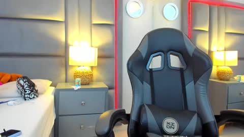 gabymoreau online show from December 2025 02:56:02 PM