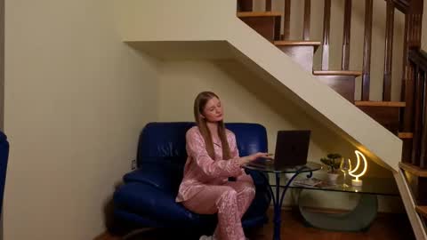 Maria online show from November 2025 02:00:02 AM