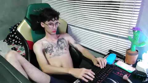 Snapshot of gendo_05 chatting on October 2025 12:17:02 AM GENDO online show from October 2025 12:17:02 AM