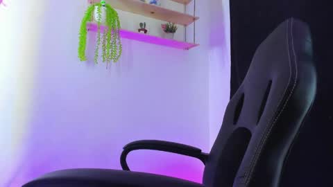 giaaaa   online show from April 2026 01:03:01 AM