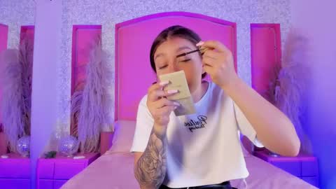 Gia online show from November 2025 01:22:01 PM