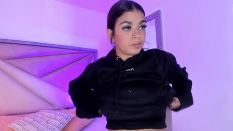 Gia  online show from October 2025 06:45:02 PM