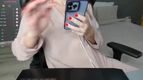 gigihadd online show from December 2024 07:36:01 PM