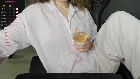 gigihadd online show from December 2024 07:00:02 PM