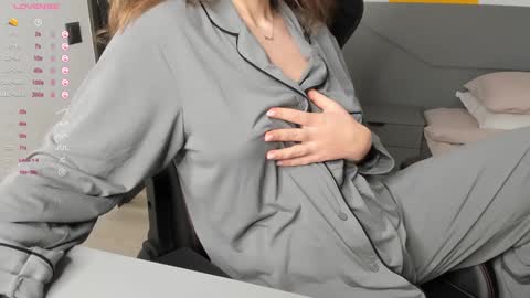 gigihadd online show from December 2024 08:28:02 PM