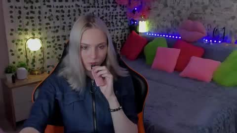 Snapshot of gina_lovelyy chatting on May 2026 01:11:02 AM Gina online show from May 2026 01:11:02 AM