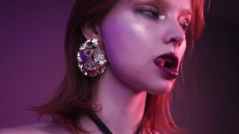        im expecting 350 thumbs up on my altar   online show from December 2024 10:15:01 PM