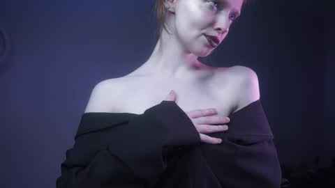        im expecting 350 thumbs up on my altar   online show from October 2025 10:19:01 PM