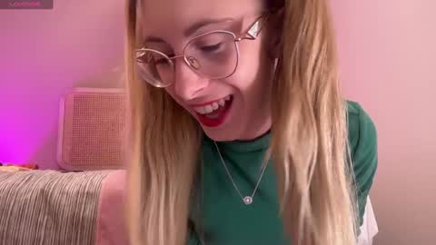 Snapshot of girl_i_am chatting on December 2024 05:11:01 PM Nikki online show from December 2024 05:11:01 PM