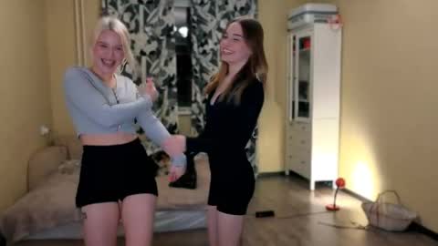 Snapshot of girls_n_roses chatting on October 2025 04:30:02 PM Nicky and Eva go hard online show from October 2025 04:30:02 PM