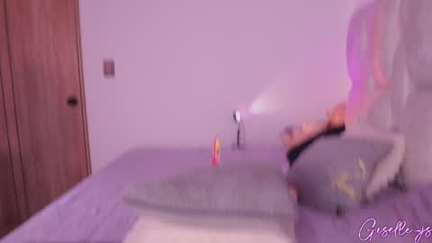 Snapshot of giselle_js chatting on February 2025 06:59:01 PM Instagram gisellee 22 online show from February 2025 06:59:01 PM