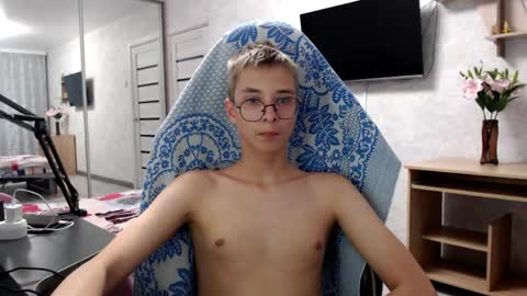Snapshot of glasses_cat chatting on May 2026 05:18:02 PM Eugene and Damian online show from May 2026 05:18:02 PM