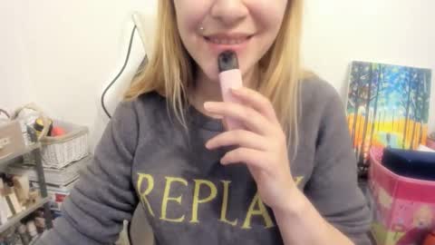 Snapshot of gloss___ chatting on November 2025 04:34:02 PM gloss___ online show from November 2025 04:34:02 PM