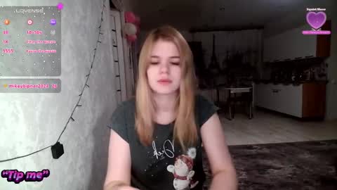 Snapshot of glossy_girl_1 chatting on January 2025 02:31:01 AM Roxy online show from January 2025 02:31:01 AM