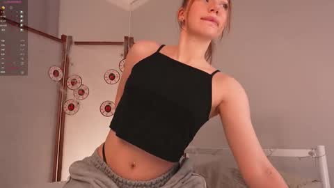 Snapshot of glowwww_ chatting on November 2025 03:58:01 PM Eloise online show from November 2025 03:58:01 PM