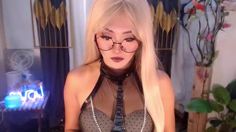 Snapshot of goddessquinnie chatting on January 2025 01:02:01 AM quinnie online show from January 2025 01:02:01 AM