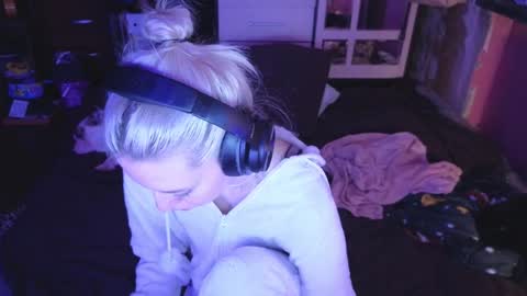 Snapshot of graylovescookies chatting on December 2024 07:27:02 PM graylovescookies online show from December 2024 07:27:02 PM