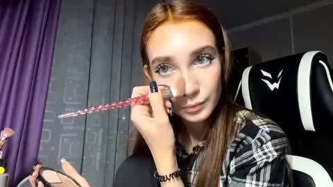 Holly online show from November 2025 06:06:02 PM