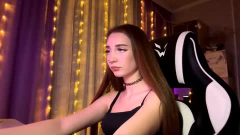 Holly online show from December 2025 07:20:02 PM