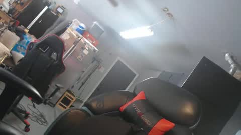 handystud33 online show from April 2026 05:06:01 PM