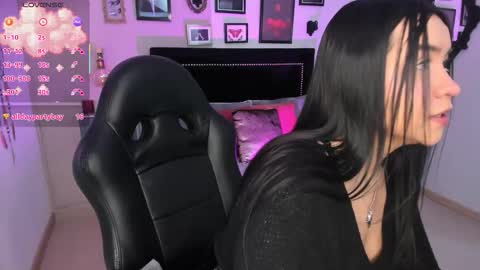 hanna  online show from December 2025 11:24:01 PM