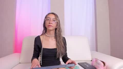 Snapshot of hannacarttier_ chatting on June 2026 12:18:02 PM Hanna Carttier online show from June 2026 12:18:02 PM
