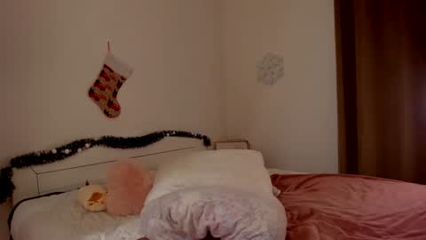Snapshot of hannacrush chatting on December 2024 09:55:01 AM HannahIm a simple girl who likes gifts Lovense is activeThere are legends that in this room all your wish can come true online show from December 2024 09:55:01 AM
