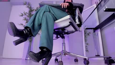 HANNAH HOWELL online show from September 2025 09:35:02 AM