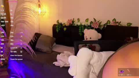 Hannah Williams online show from October 2025 09:24:01 PM