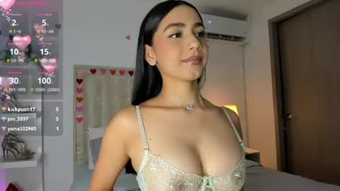 Snapshot of hannahgreenn chatting on June 2026 01:43:01 AM HANNAH GREENN - follow me online show from June 2026 01:43:01 AM