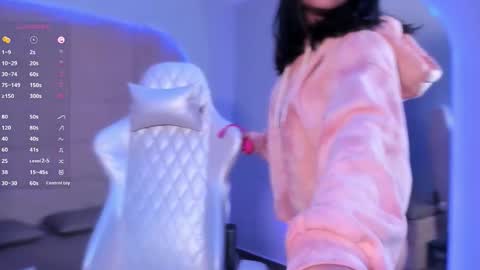 Snapshot of hannahmonttgomery chatting on March 2026 01:46:02 PM hannahmonttgomery Help me reach 100 Hands up online show from March 2026 01:46:02 PM