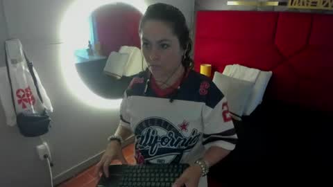 Snapshot of hanny_bliss chatting on June 2026 11:41:02 AM Hanny online show from June 2026 11:41:02 AM
