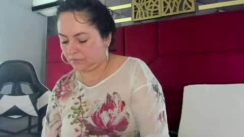 Snapshot of hanny_bliss chatting on June 2026 12:22:01 PM Hanny online show from June 2026 12:22:01 PM