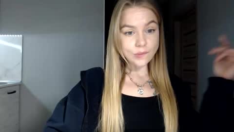 happy_fox_ online show from December 2025 07:53:02 PM