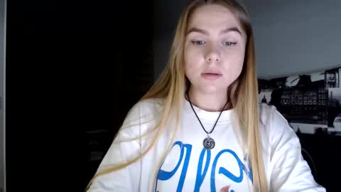 happy_fox_ online show from April 2026 08:03:01 PM