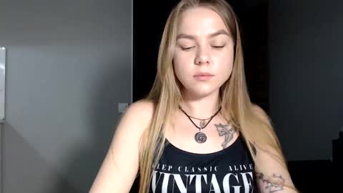 happy_fox_ online show from April 2026 06:47:01 PM