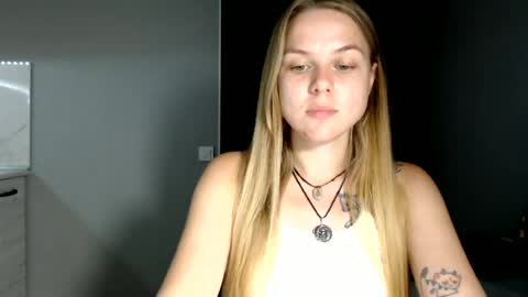 happy_fox_ online show from June 2026 09:16:01 PM