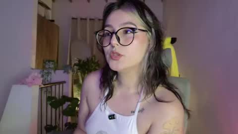 Snapshot of hazelbrownn23 chatting on June 2026 01:43:02 AM Hazel Brown online show from June 2026 01:43:02 AM