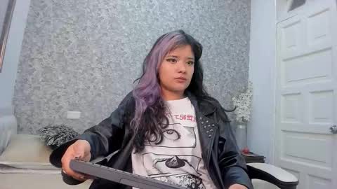 Snapshot of hela_strossner chatting on September 2025 12:06:01 PM Hella online show from September 2025 12:06:01 PM
