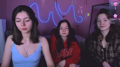 Helli online show from April 2026 07:18:02 PM