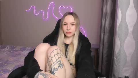 Snapshot of hello_kittykk chatting on April 2026 06:54:02 PM Lisa online show from April 2026 06:54:02 PM