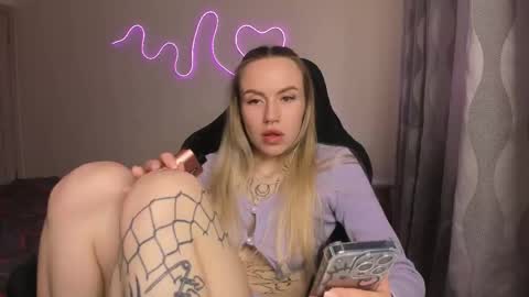 Snapshot of hello_kittykk chatting on May 2026 04:14:02 PM Lisa online show from May 2026 04:14:02 PM