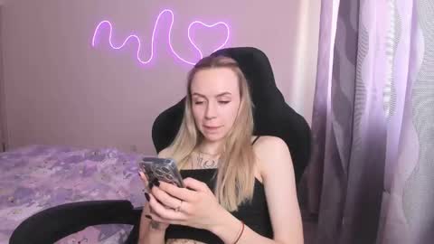 Snapshot of hello_kittykk chatting on June 2026 02:45:02 PM Lisa online show from June 2026 02:45:02 PM