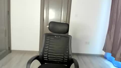 Snapshot of hellotitty_ chatting on November 2025 04:00:01 AM Sandy online show from November 2025 04:00:01 AM