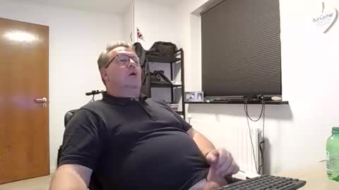 henrikrp1971 online show from October 2025 10:07:01 PM